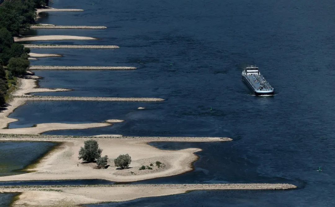 ?海運(yùn)系統(tǒng)：包括船舶、港口和航線，還涵蓋了物流